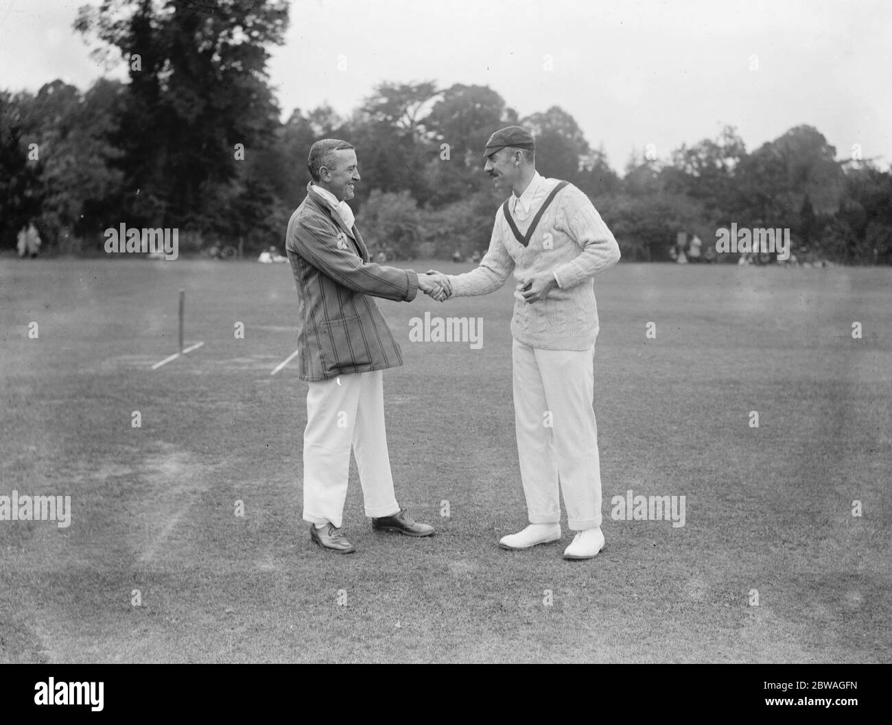 Le match de cricket bénéfice pour l'ancien joueur de cricket du Surrey, Tom Rushby, à Cobham , Surrey . Francis H Bryant serre la main de Thomas Rushby . 19 août 1922 Banque D'Images