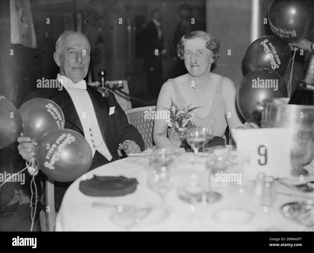 Au ballon de golf tenu à Grosvenor House , Londres , en aide à l' hôpital St Mary ' s ; M. HE Taylor ( capitaine du Royal Mid Surrey Golf Club ) et Mme Cavendish Fuller . 10 décembre 1936 Banque D'Images