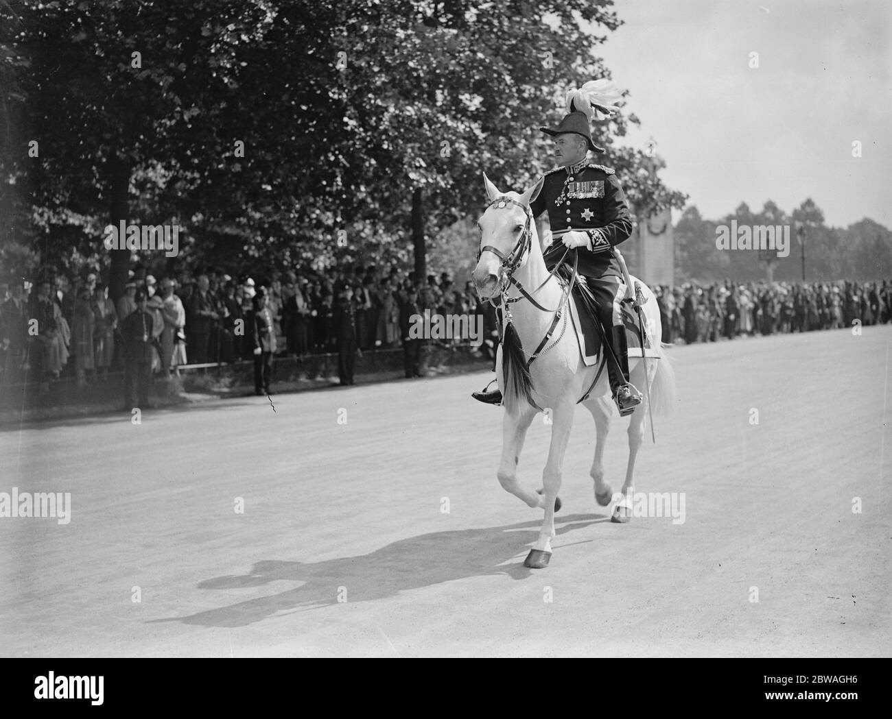 Sa Majesté le Roi présente de nouvelles couleurs aux gardes le colonel Sir Percy Laurie , sa première comparution publique avant de prendre sa retraite du poste de commissaire adjoint de la police métropolitaine le 23 juin 1936 Banque D'Images