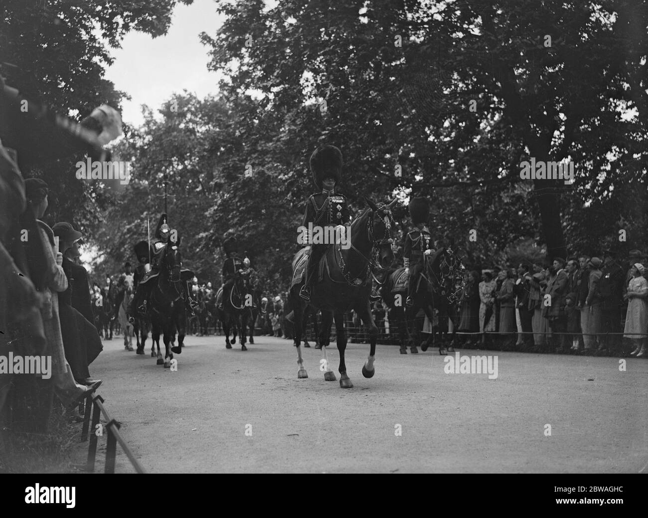 Sa Majesté le Roi Edward VIII retourne au Palais de Buckingham après la présentation des nouvelles couleurs aux gardes le 23 juin 1936 Banque D'Images