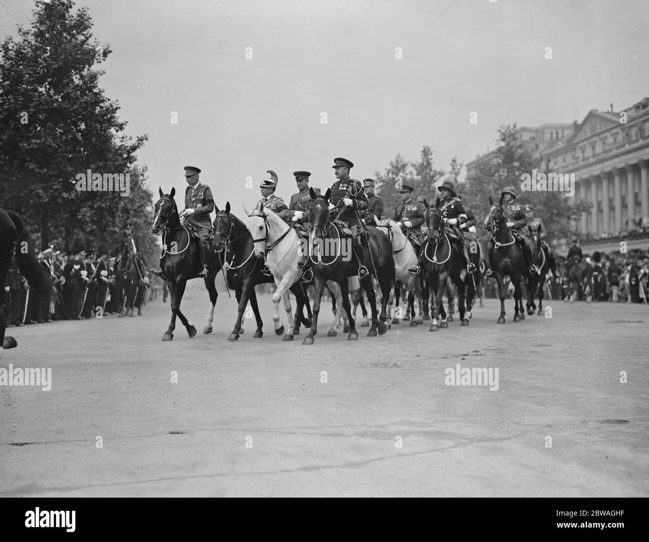 Sa Majesté le Roi présente de nouvelles couleurs aux gardes les militaires étrangers s'attachent à faire partie du défilé 23 juin 1936 Banque D'Images