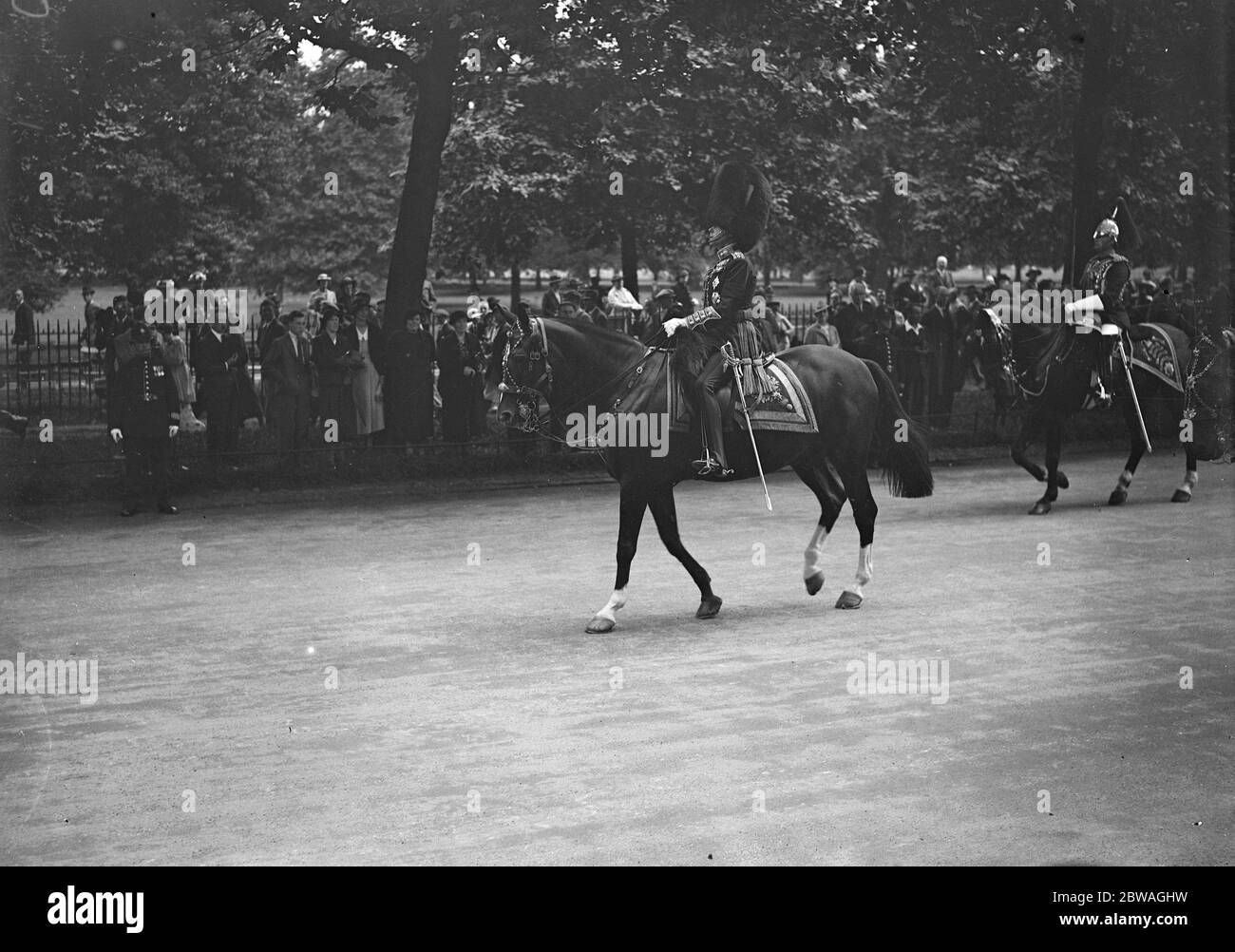 Sa Majesté le Roi Edward VIII retourne au Palais de Buckingham après la présentation des nouvelles couleurs aux gardes le 23 juin 1936 Banque D'Images