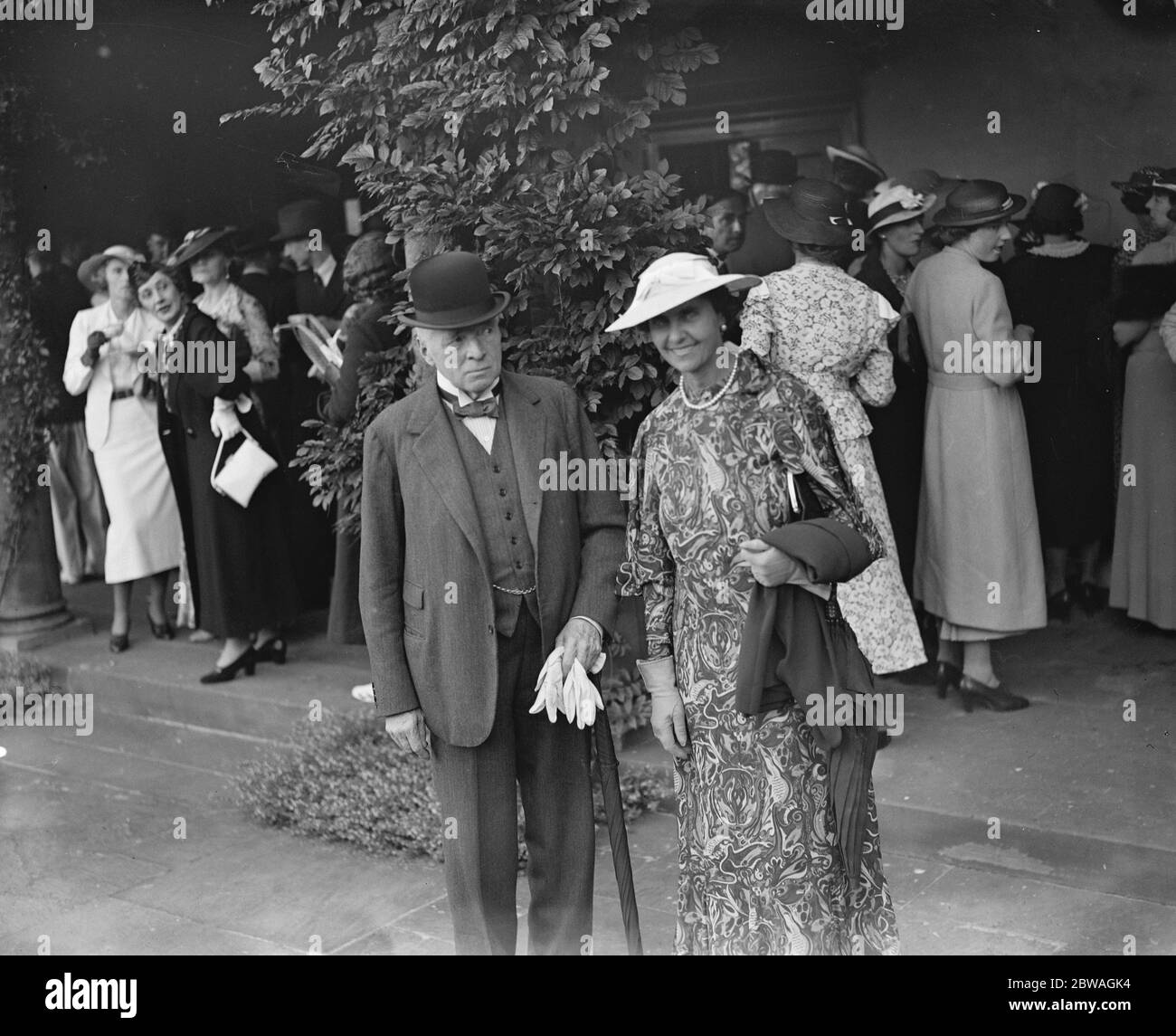 Partie de club de tennis de Lady Crossfield à Highgate M. Willberforce ( All England Club ) et Mme Sammers ( mère de Kay ) . 1937 Banque D'Images