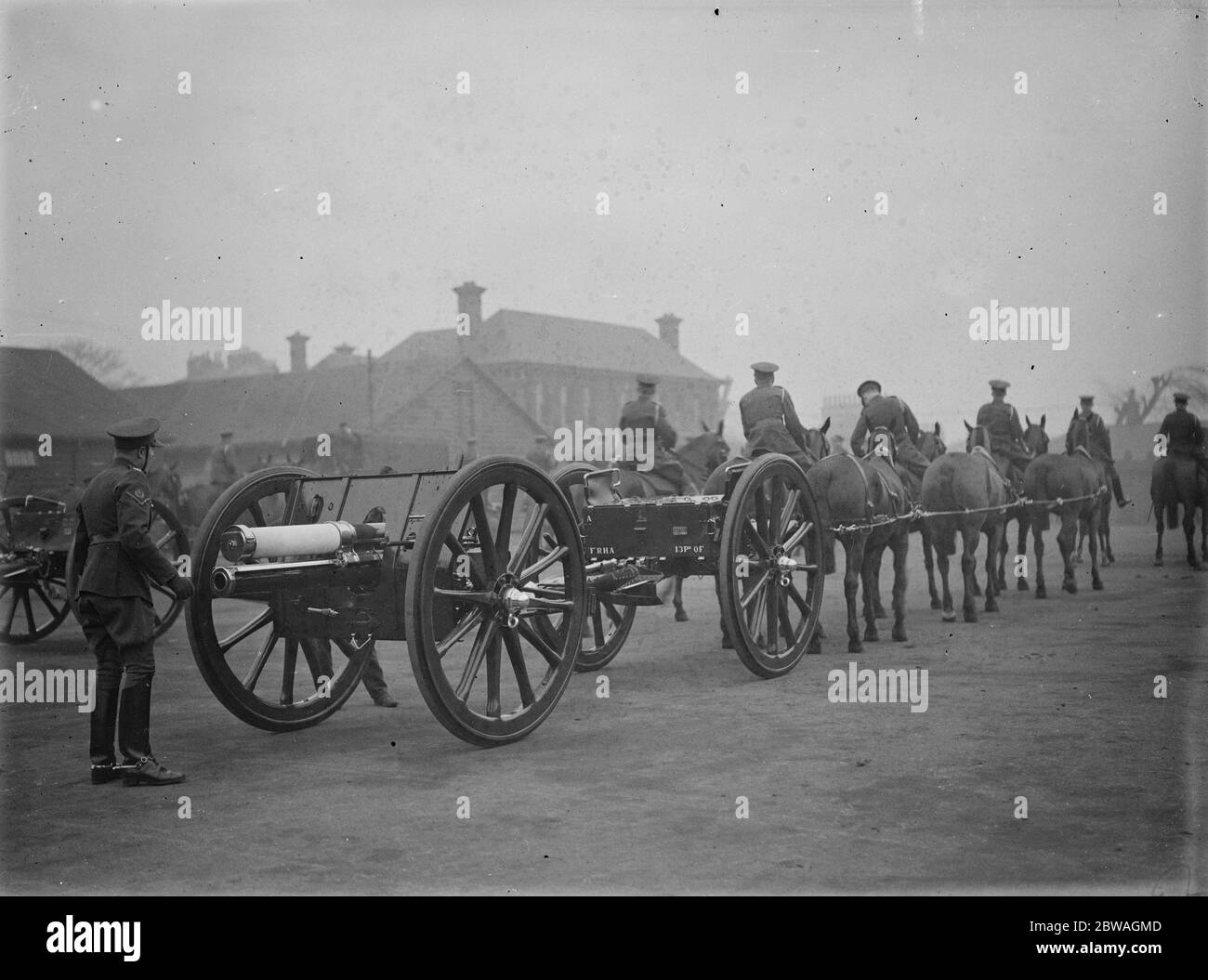 Le chariot à canon qui a été utilisé pour les funérailles du roi George V en quittant St Johns Wood Barracks en route pour Woolwich , où il a été remis pour conservation au dépôt le 20 mars 1936 Banque D'Images