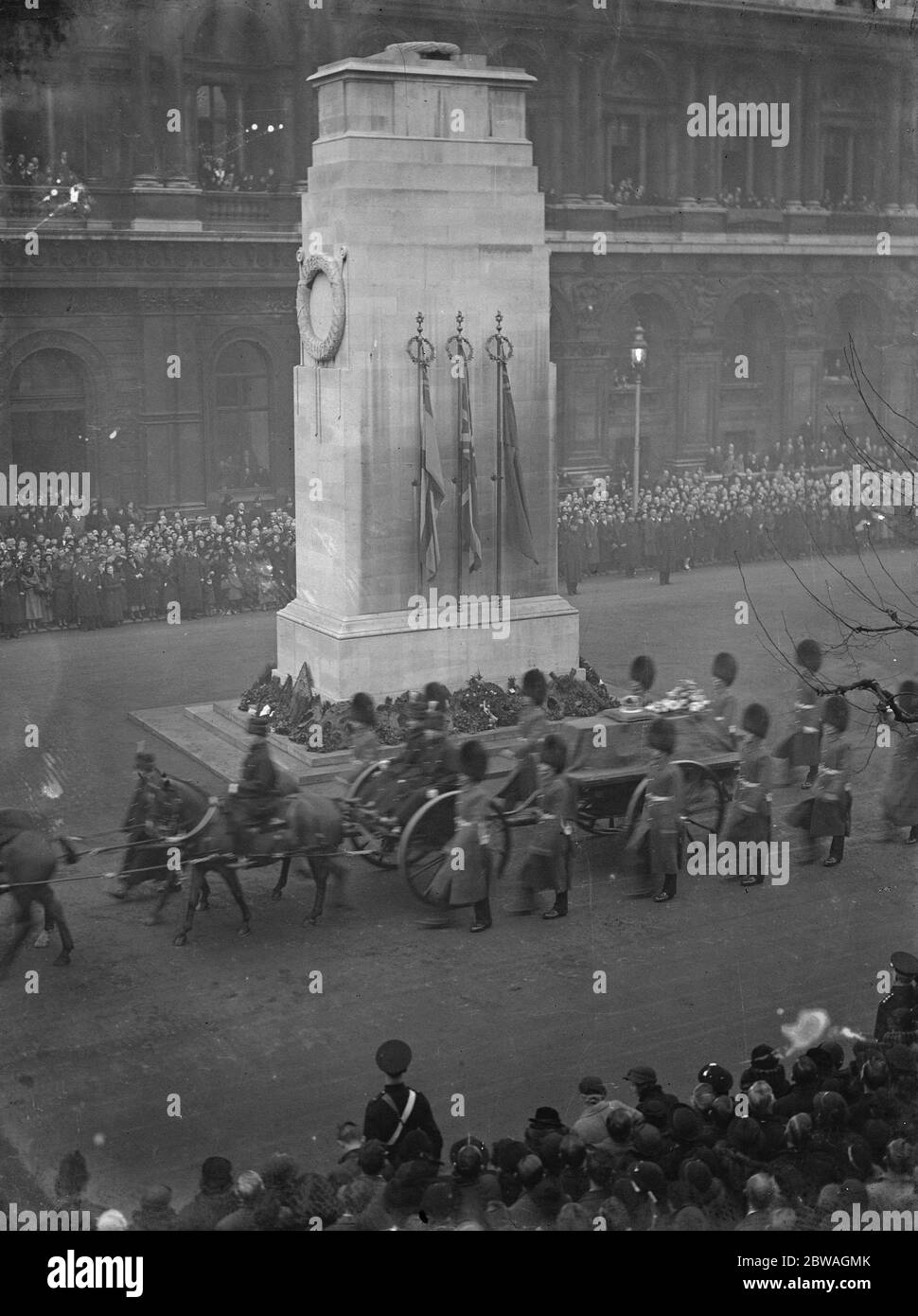 Les funérailles du roi George V le cercueil passant le cénotaphe 28 janvier 1936 Banque D'Images