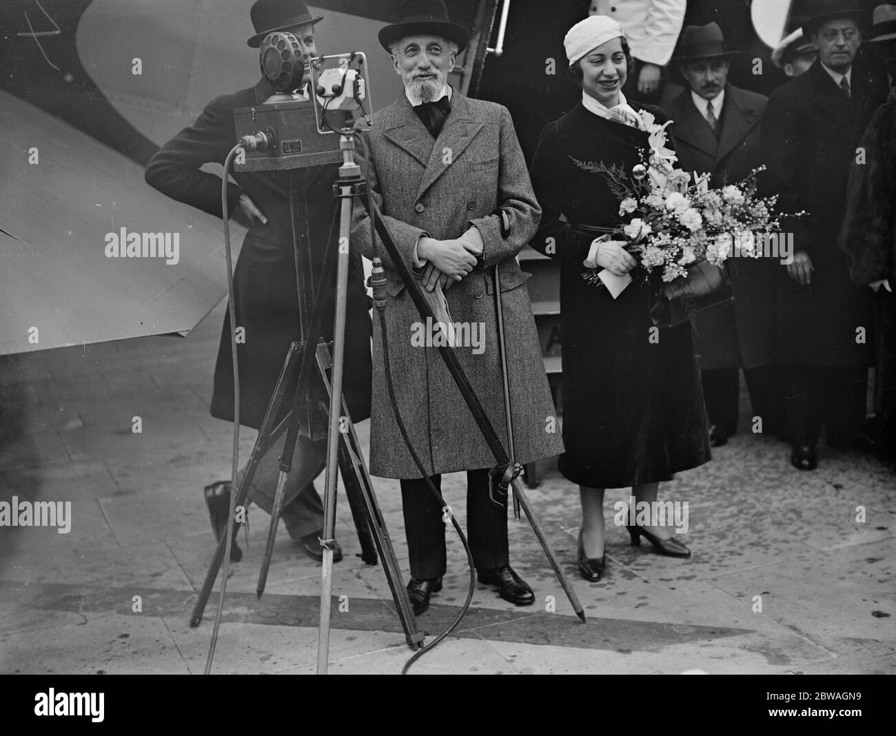 A Croydon (aéroport de London City) M de Fleurian , ambassadeur de France en retraite , en partant pour la maison , accompagné de sa fille, Mlle de Fleuriau, 10 mai 1933 Banque D'Images