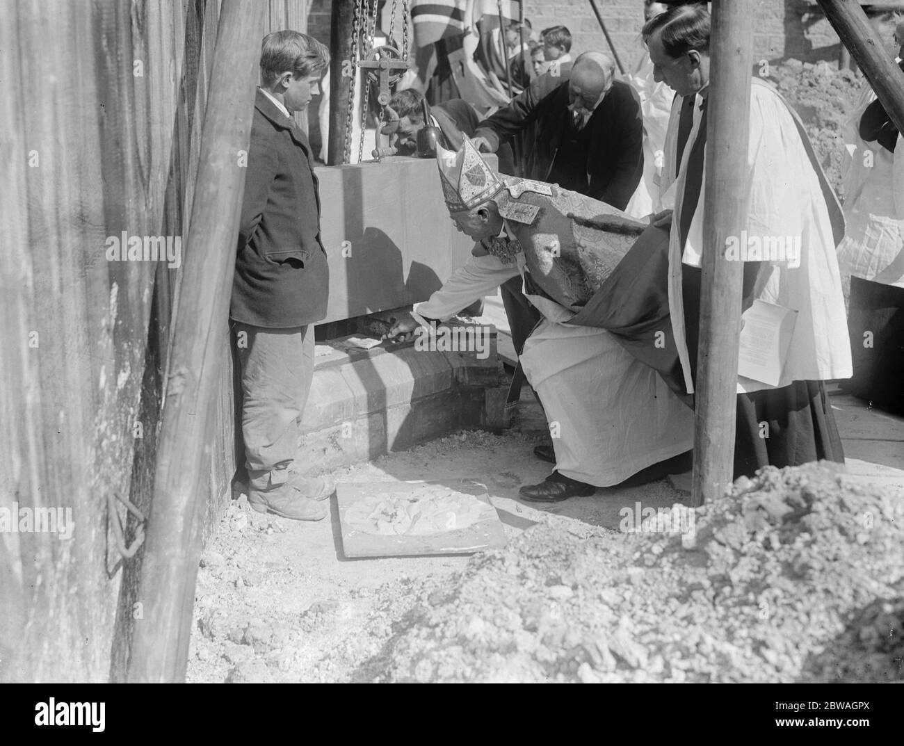 L'évêque de Londres pose la pierre de fondation de l'extension à la chapelle des écoles artisanales de Chailey Heritage à Chailey . 1922 Banque D'Images