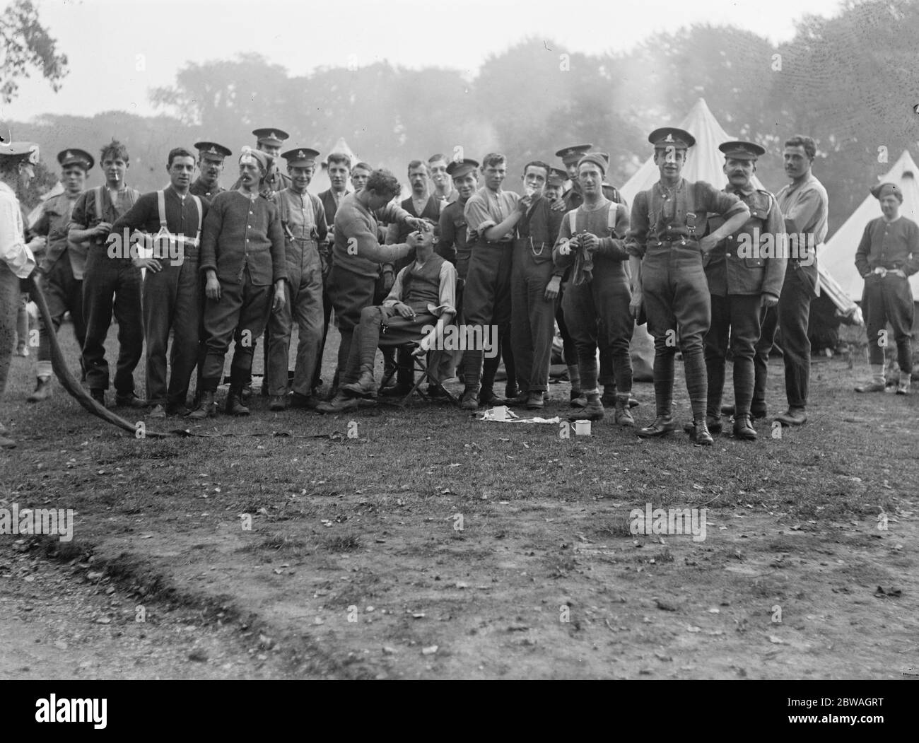 L'Armée de Kitchener dans le camp d'entraînement de Golder Hill Park , Londres . Les hommes à leurs ' toilettes du matin ' . Avoir un rasage . 1914 - 1918 Banque D'Images