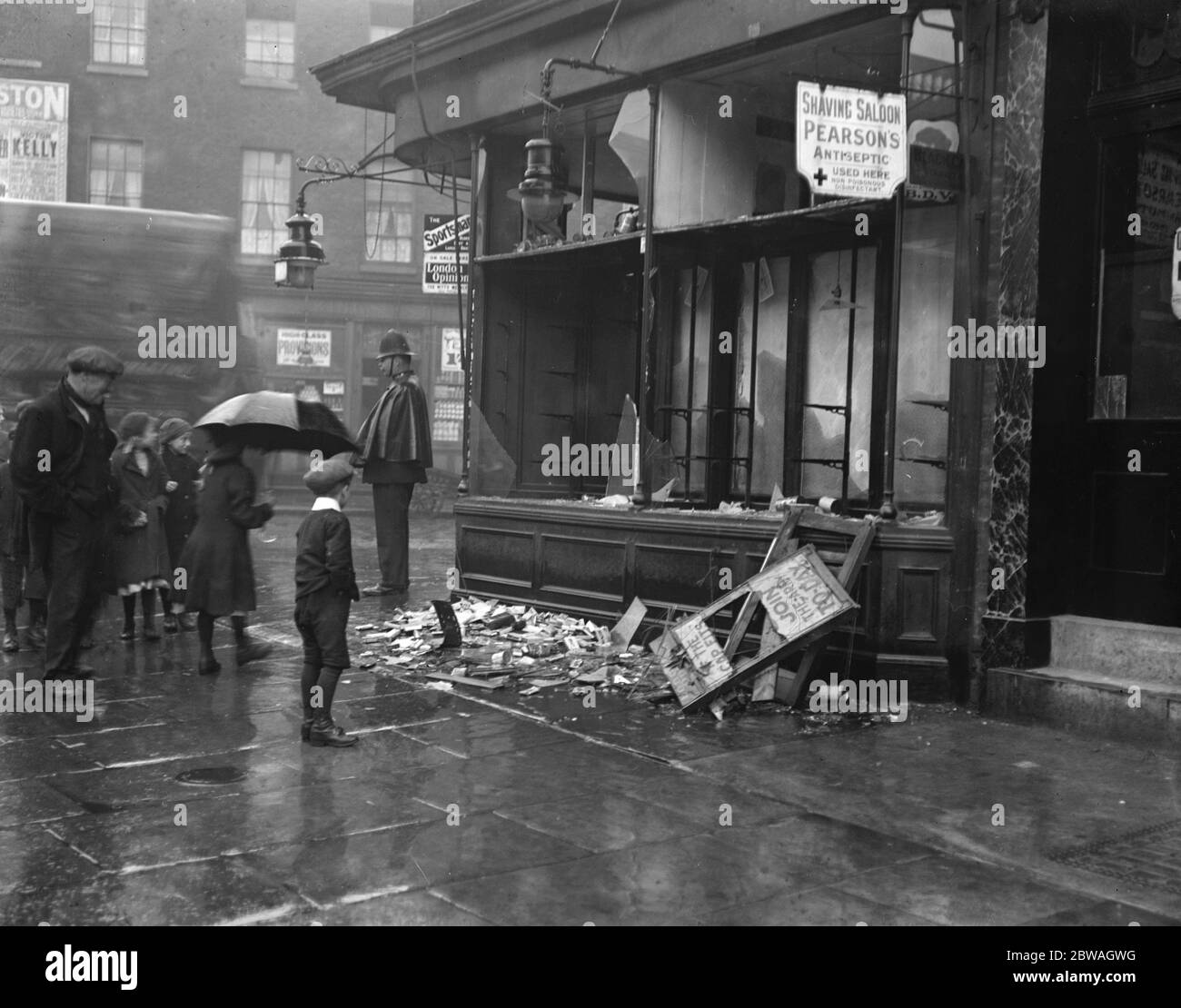 Anti-émeutes allemandes à Londres UN bakconistes a détruit dans Grays Inn Road Banque D'Images