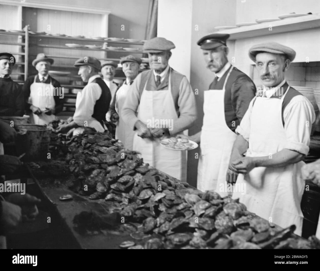 Colchester - une armée d'hommes a été employée pour ouvrir des huîtres pour la fête annuelle du 19 octobre 1922 Banque D'Images