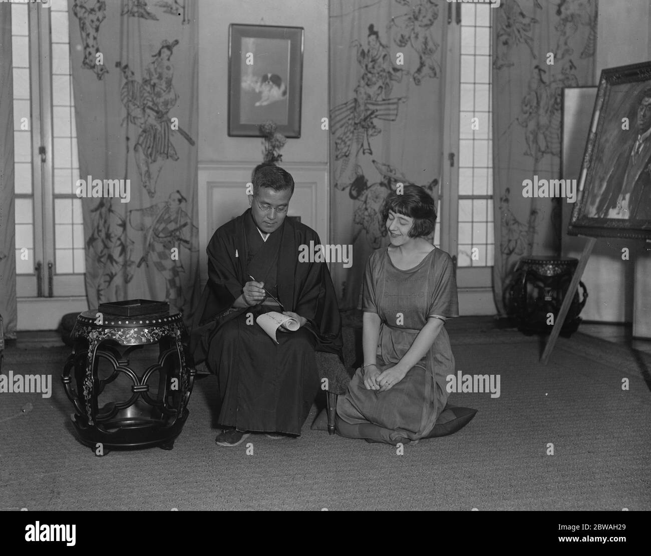 Mariée anglaise du poète japonais. M. Gonnoske Komai , poète japonais et sa mariée , Mlle Mary Norah Howard Morgan , de Sheffield , qui était danseuse sous le nom de Norah Howard à Chu Chin Chow le 29 décembre 1921 Banque D'Images