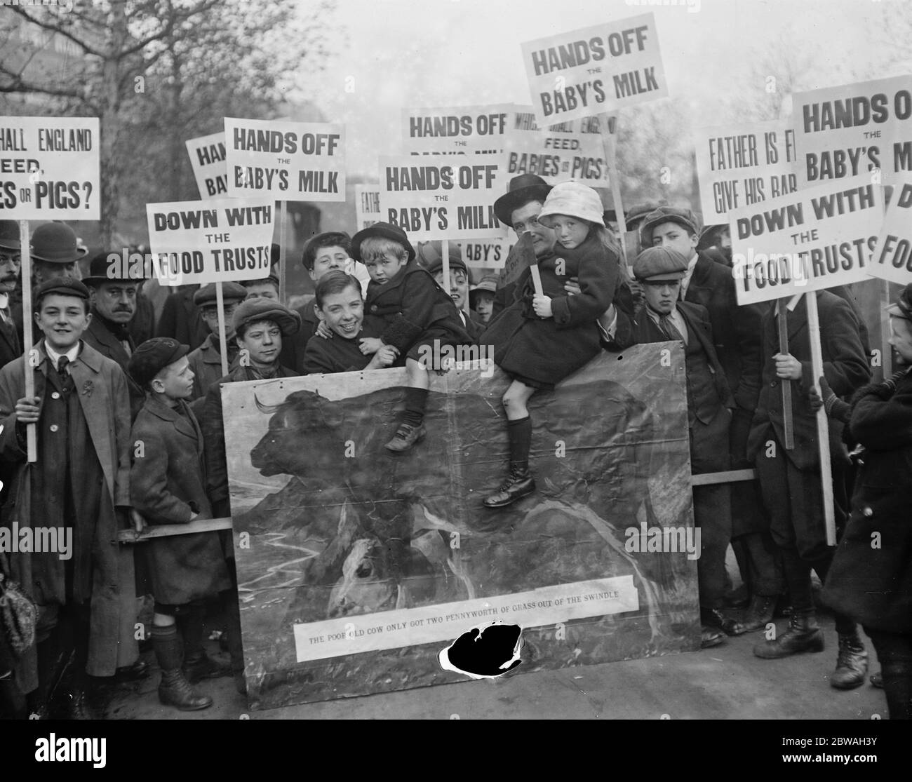 Les mères marchent à Hyde Park pour protester contre le 6d lait 21 octobre 1916 Banque D'Images