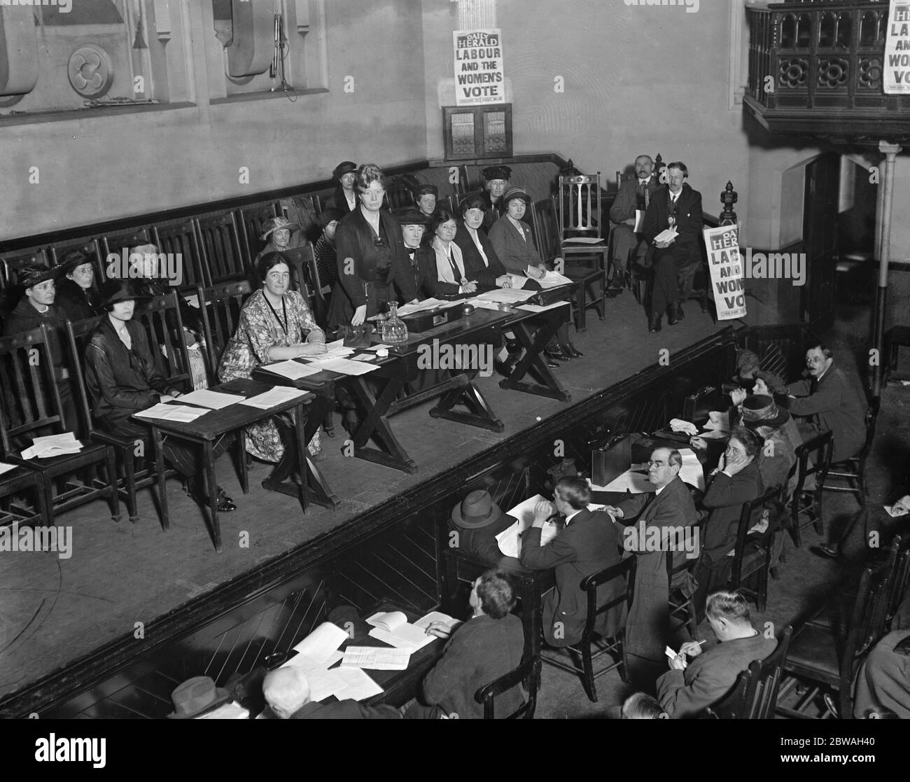 Le Parlement des femmes au Memorial Hall Mlle Mary MacArthur prenant la parole lors de la réunion du 21 avril 1920 Banque D'Images