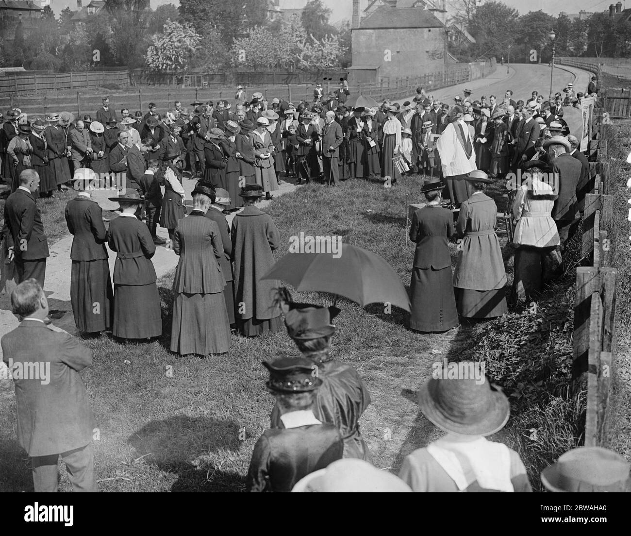 Le révérend J Walton a bloussé les allotissements de guerre à Croydon vue générale du service en cours 13 mai 1917 9 juillet 1926 Banque D'Images