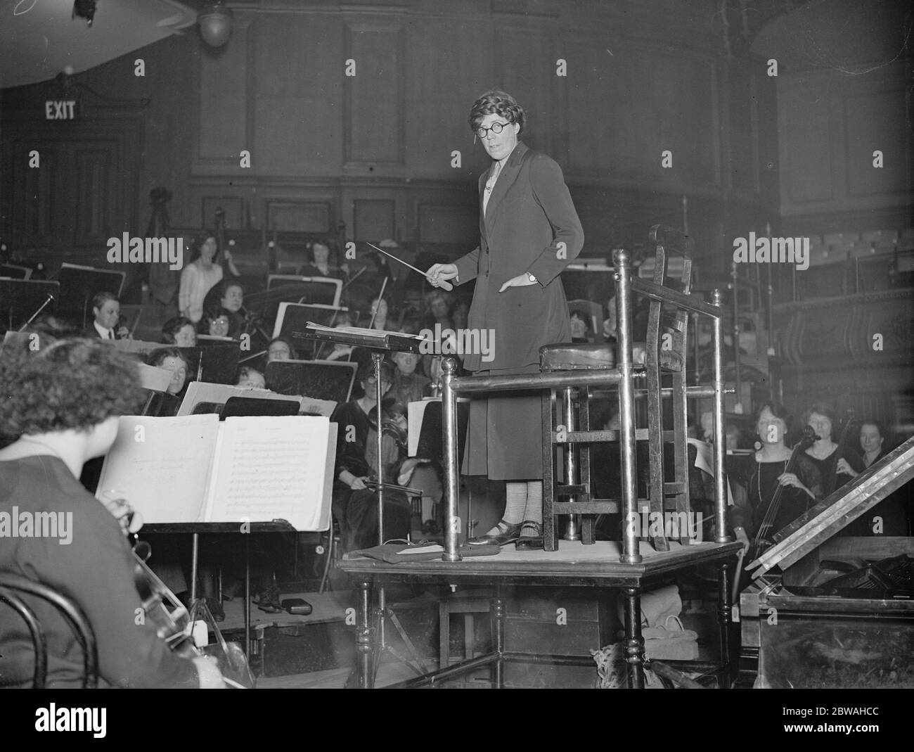Orchestre des femmes Mlle Gwynne Kimpton chef du nouvel orchestre symphonique des femmes britanniques 3 décembre 1924 Banque D'Images