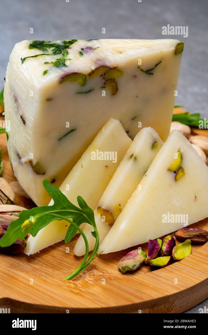 Collection de fromages, fromage pecorino italien frais à base de lait de brebis rempli de pistaches de Bronte, Sicile et salade roquette verte de roquette de roquette cl Banque D'Images