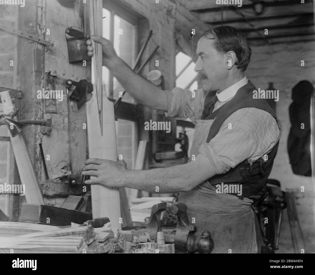 Fabrication de battes de cricket à John Wisden ' s plaçant la poignée dans la lame 23 mars 1920 Banque D'Images