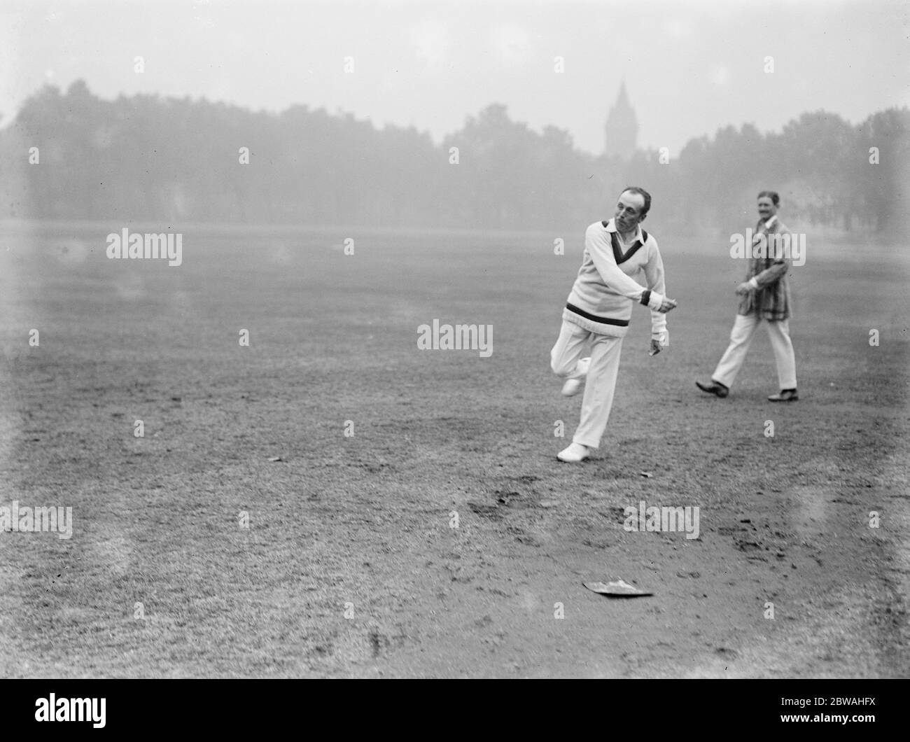 Cricket dans Vincent Square Lords and Commons versus Westminster School Viscount Curzon Bowling 1927 Banque D'Images