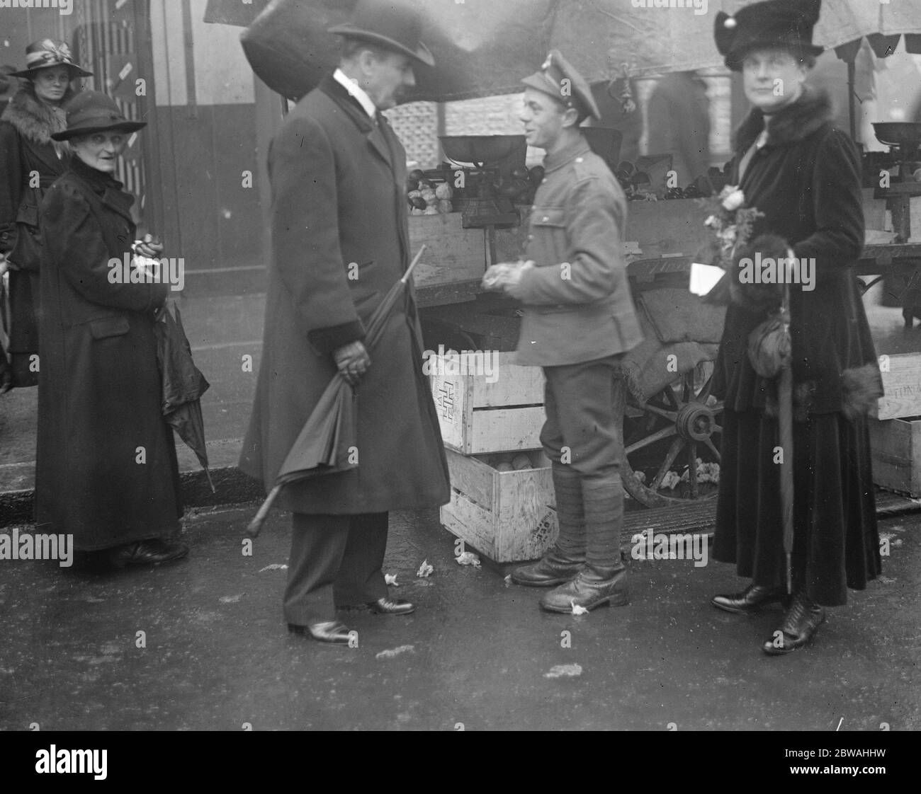 L C C élections Sir Francis Lloyd démarchant un soldat démobilisé 5 mars 1919 Banque D'Images