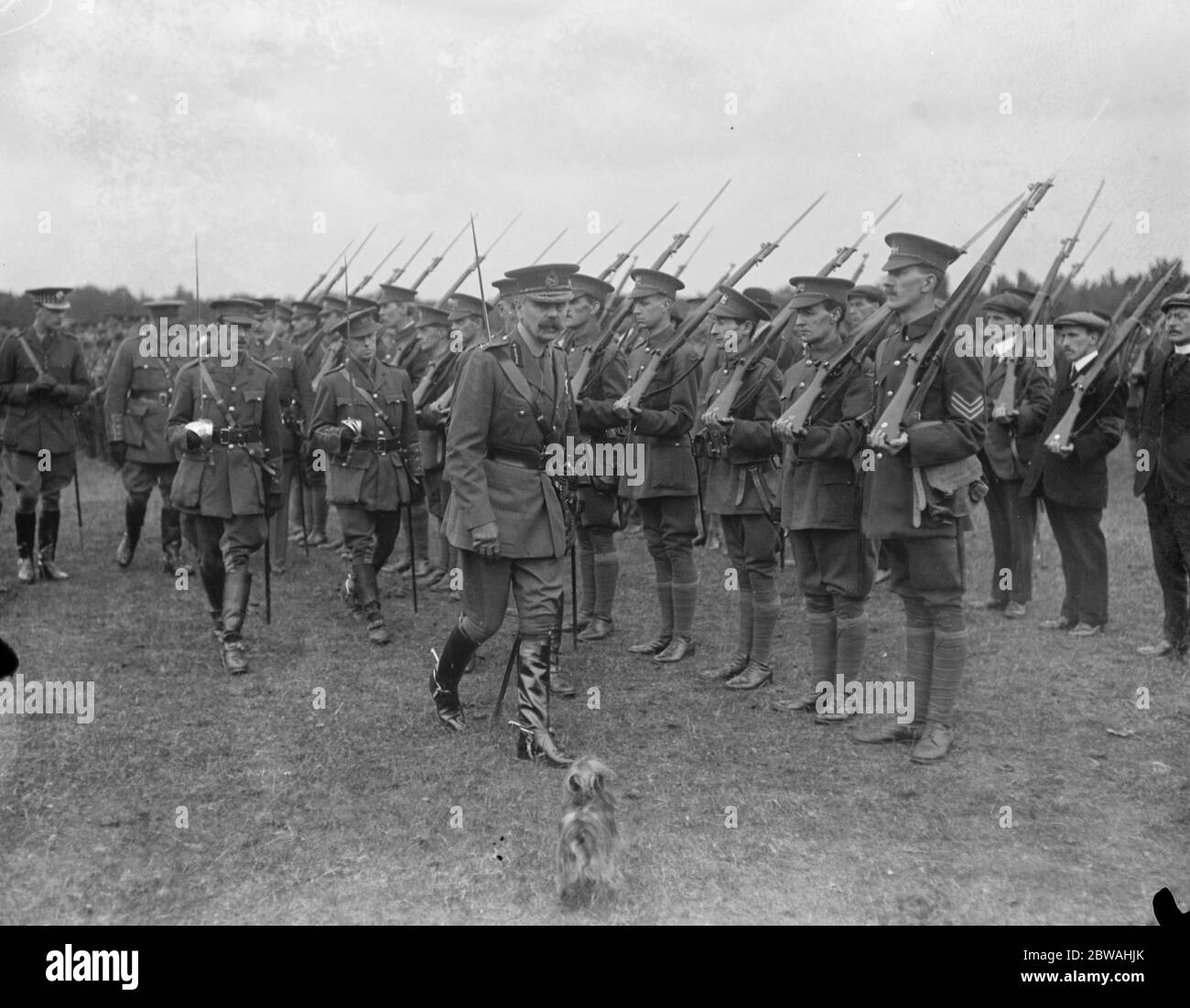 Le général Sir Francis Lloyd inspecte 21 réserves de volontaires de batterie et les Cadets de Londres 12 à Chiswick 30 juin 1917 Banque D'Images