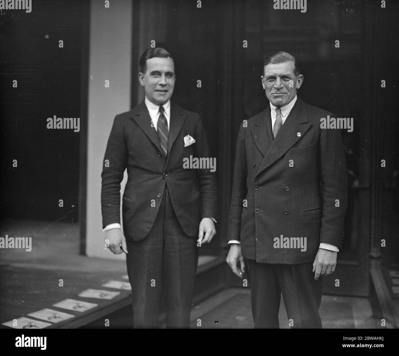 Paddington par élection l'amiral Taylor ( à droite ) , l'Empire candidat au libre-échange , et son agent , le capitaine Geoffrey Clinton 20 octobre 1930 Banque D'Images