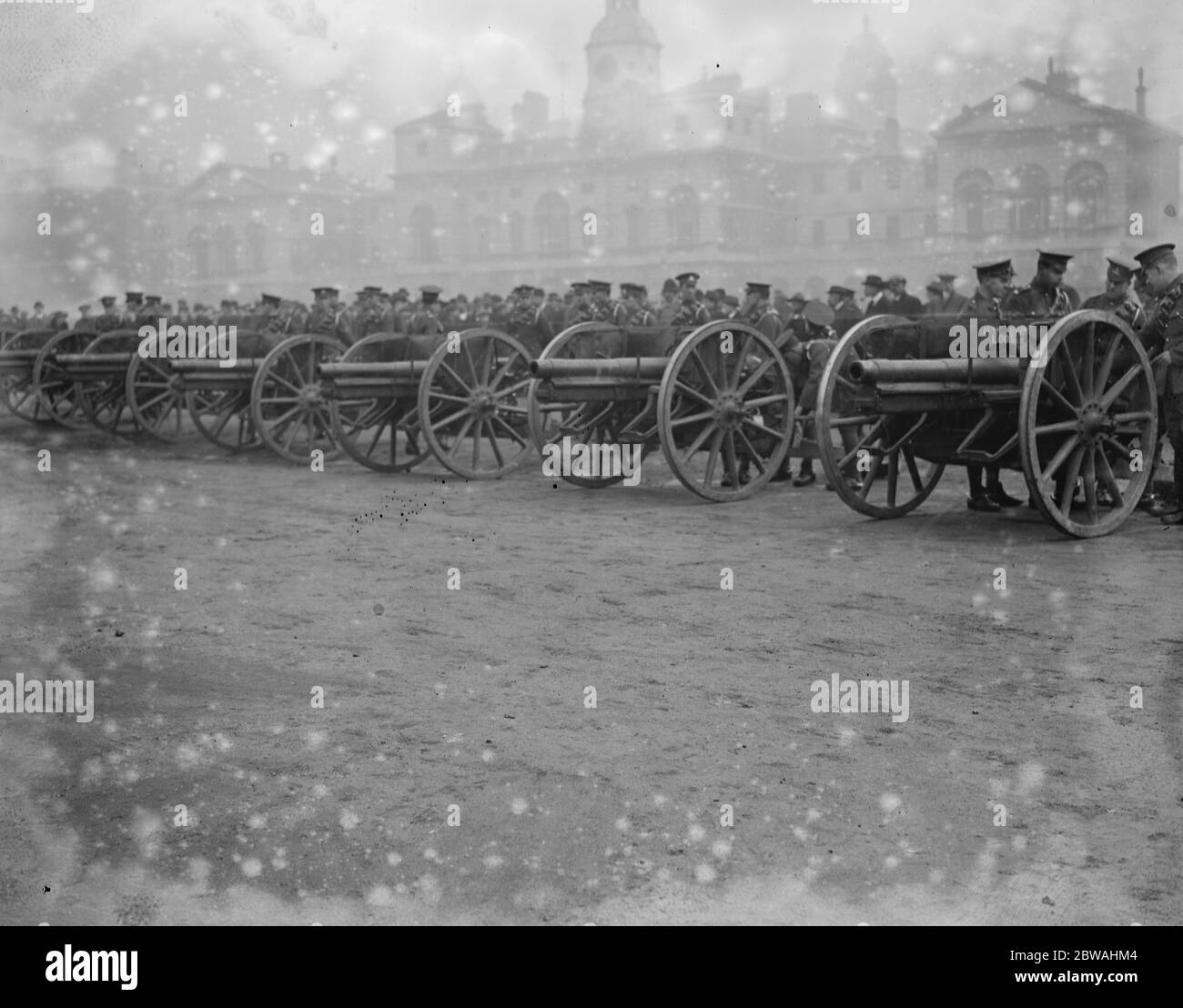 Fusils allemands capturés ( Feld Kanone (arme de terrain) de 77 mm ) au Horse Guard Parade Banque D'Images