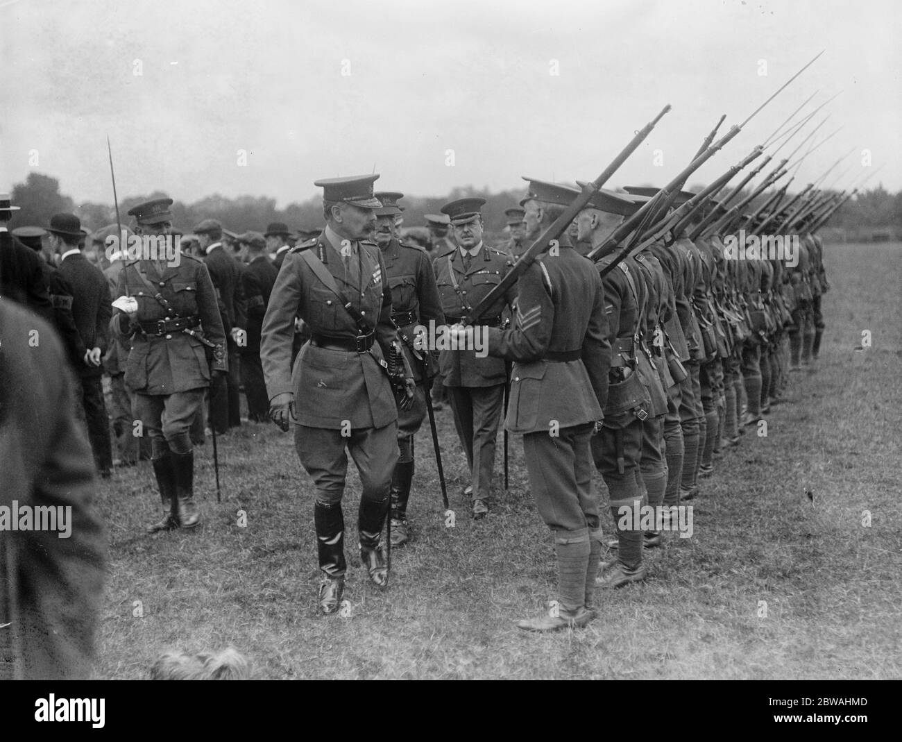Le général Sir Francis Lloyd inspecte 21 réserves de volontaires de batterie et les Cadets de Londres 12 à Chiswick 30 juin 1917 Banque D'Images