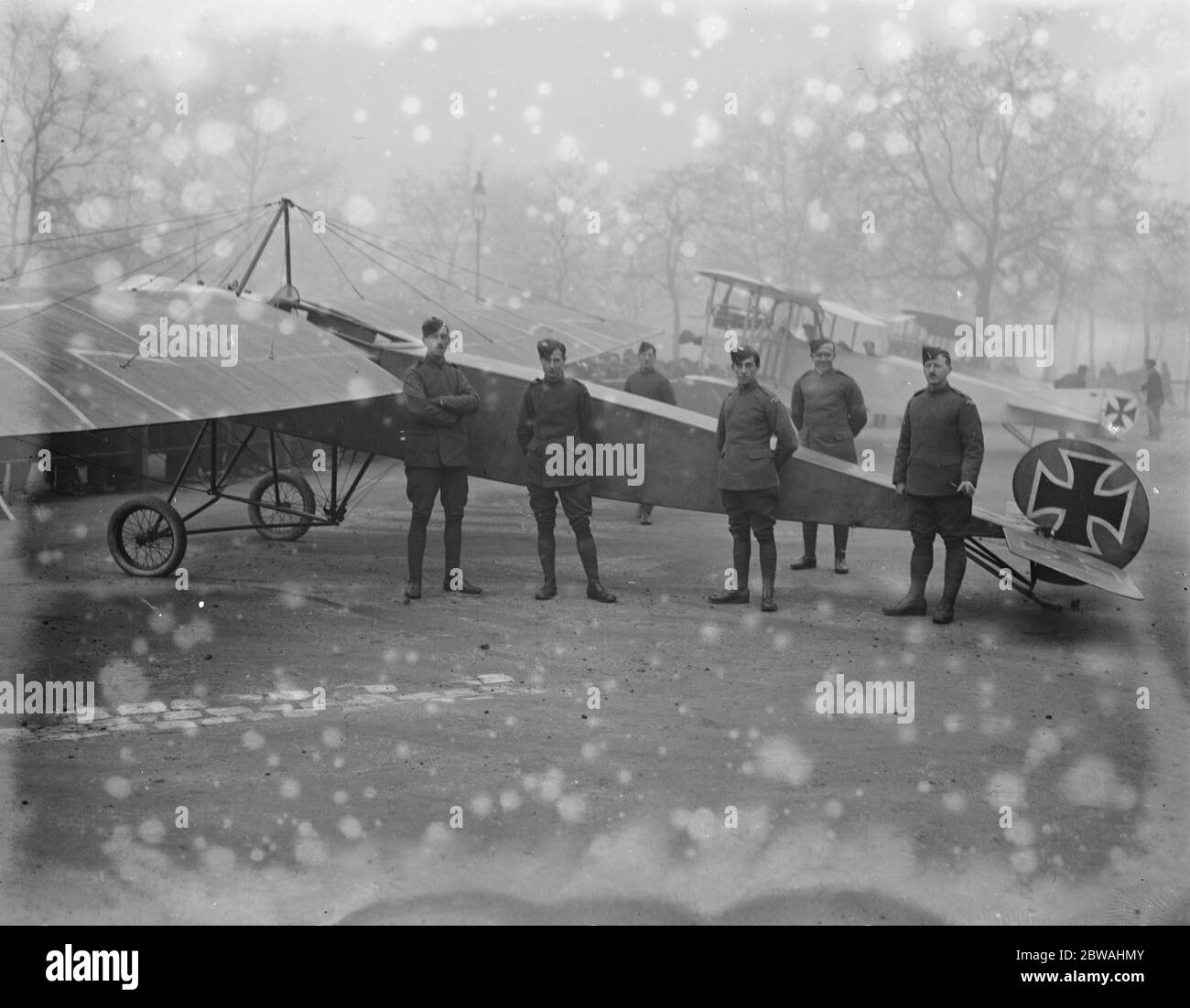 Un monoplan Fokker 5 allemand capturé se dresse en trophée sur la parade de la Garde à cheval Banque D'Images