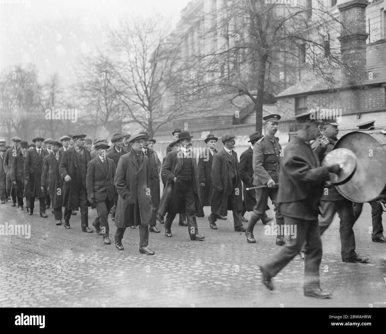 Le dernier lot d'hommes isolés recrute quittant Horse Guard Parade 1915 Banque D'Images