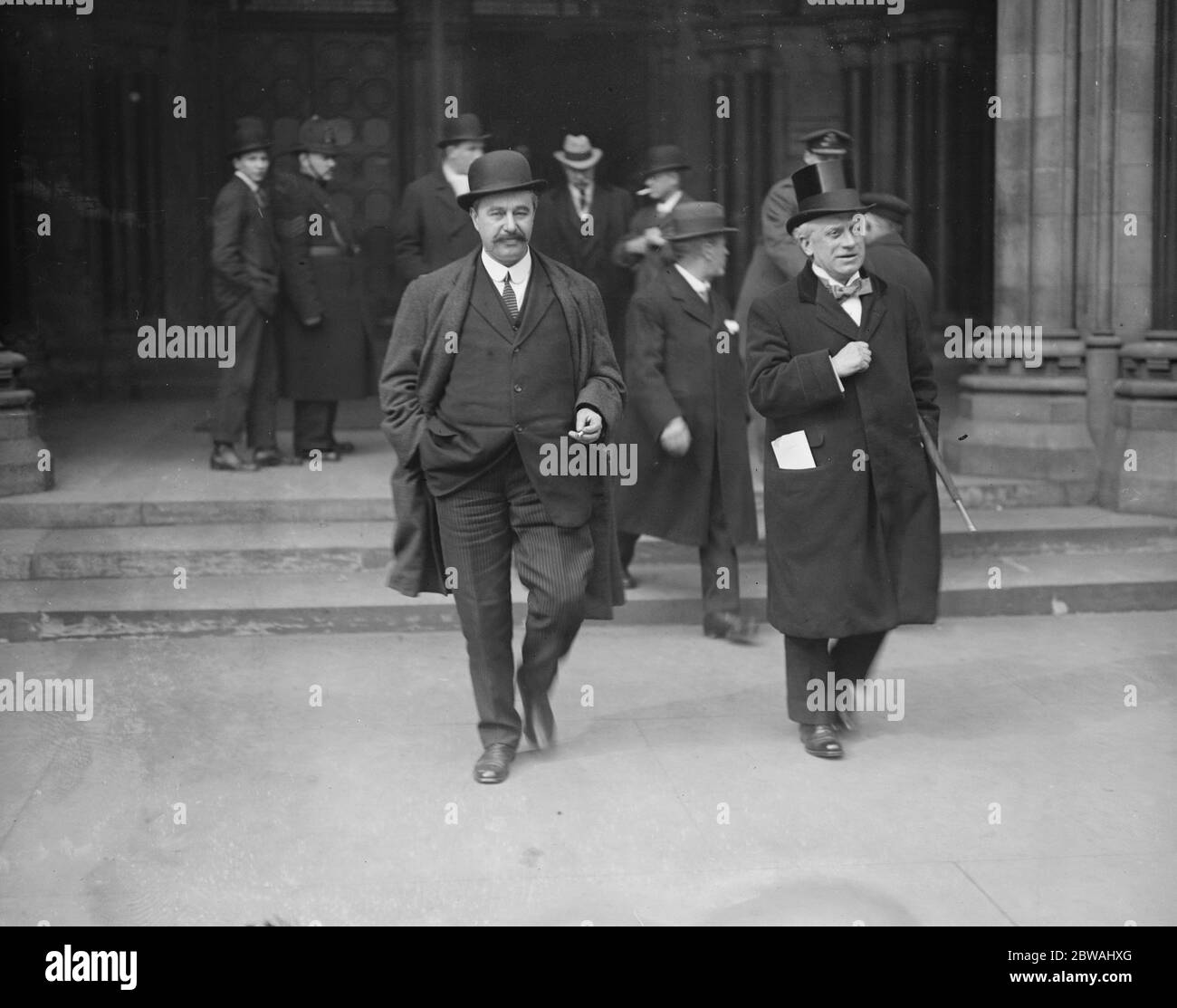 Sir Hedley le Bas quitte les tribunaux , après avoir perdu son affaire le 4 avril 1919 Banque D'Images