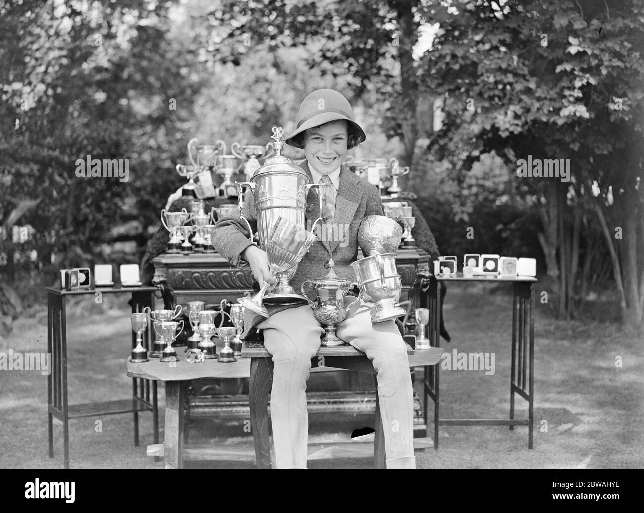 Petite Miss Pauline Jones , de East Grimace , qui a déjà cette saison a eu 20 victoires à divers spectacles . vu ici avec certains de ses trophées dont elle a plus de centilu 13 mars 1932 Banque D'Images