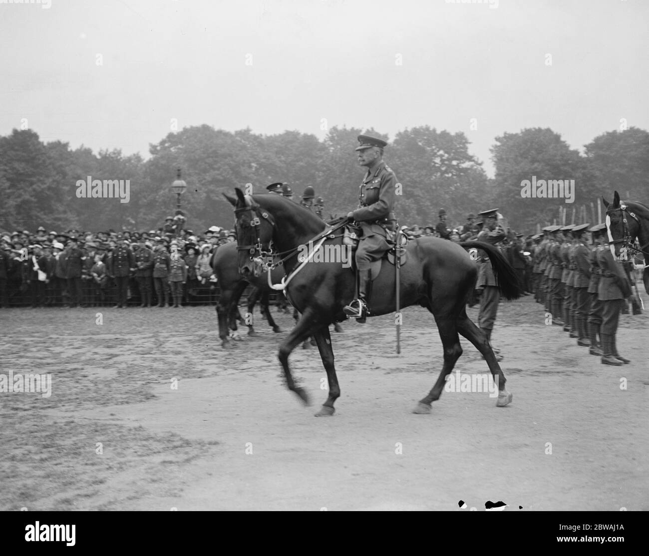 Trooping les couleurs du roi à Hyde Park , Londres . Sir Douglas Haig . Juin 1919 Banque D'Images