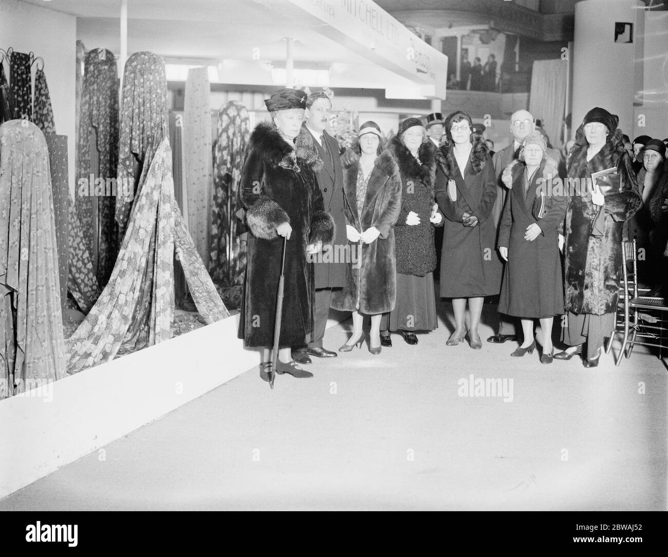 British Industrial Fair 1931 la Reine visite la section des métiers du coton à la ville Blanche le 26 février 1931 Banque D'Images