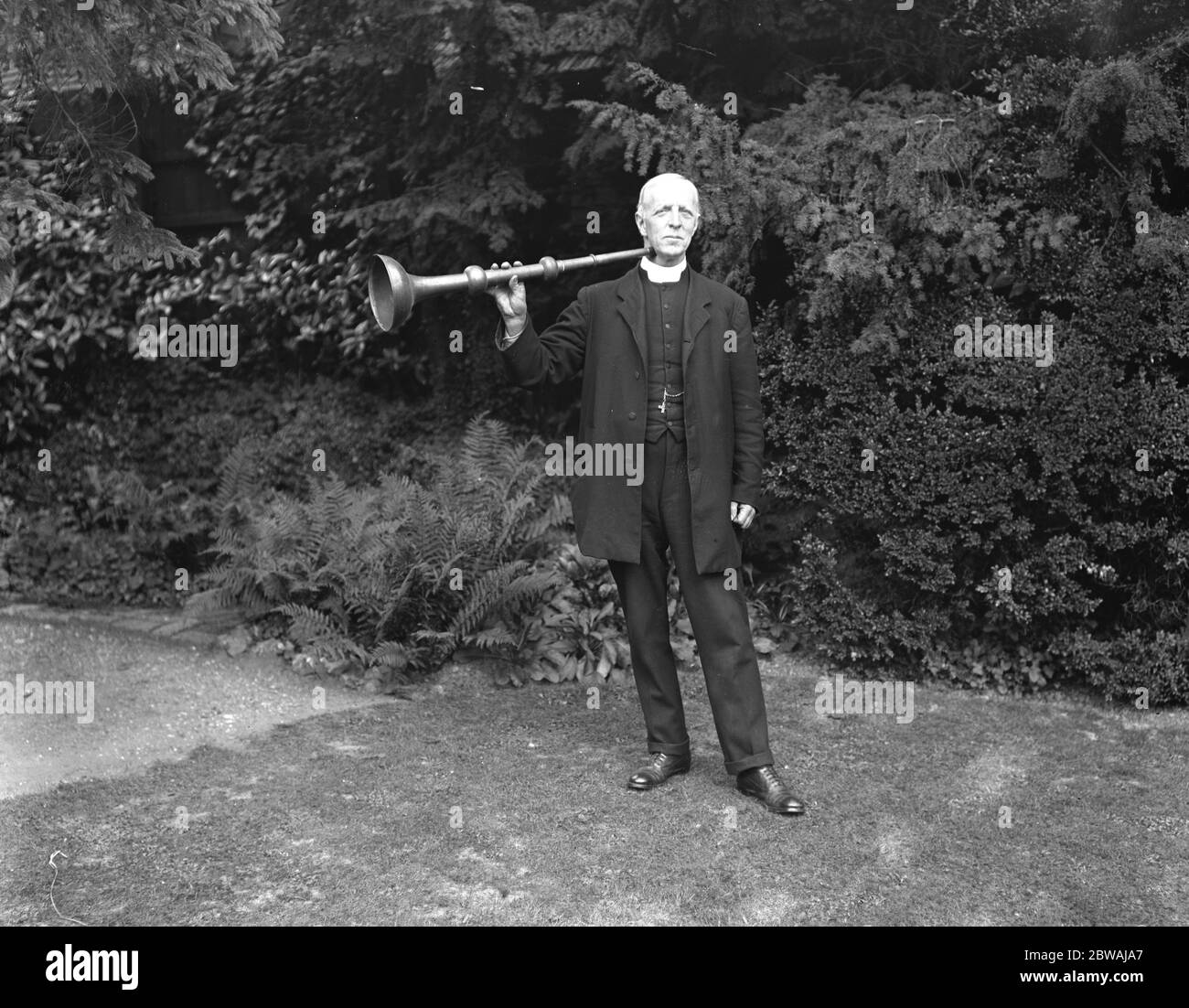 Rev W Galpin , Vicaire de Hatfield Regis , Essex possède une collection de 600 instruments de musique . Ici, il est vu jouer Nyastaranga , ou la trompette de gorge indienne Banque D'Images