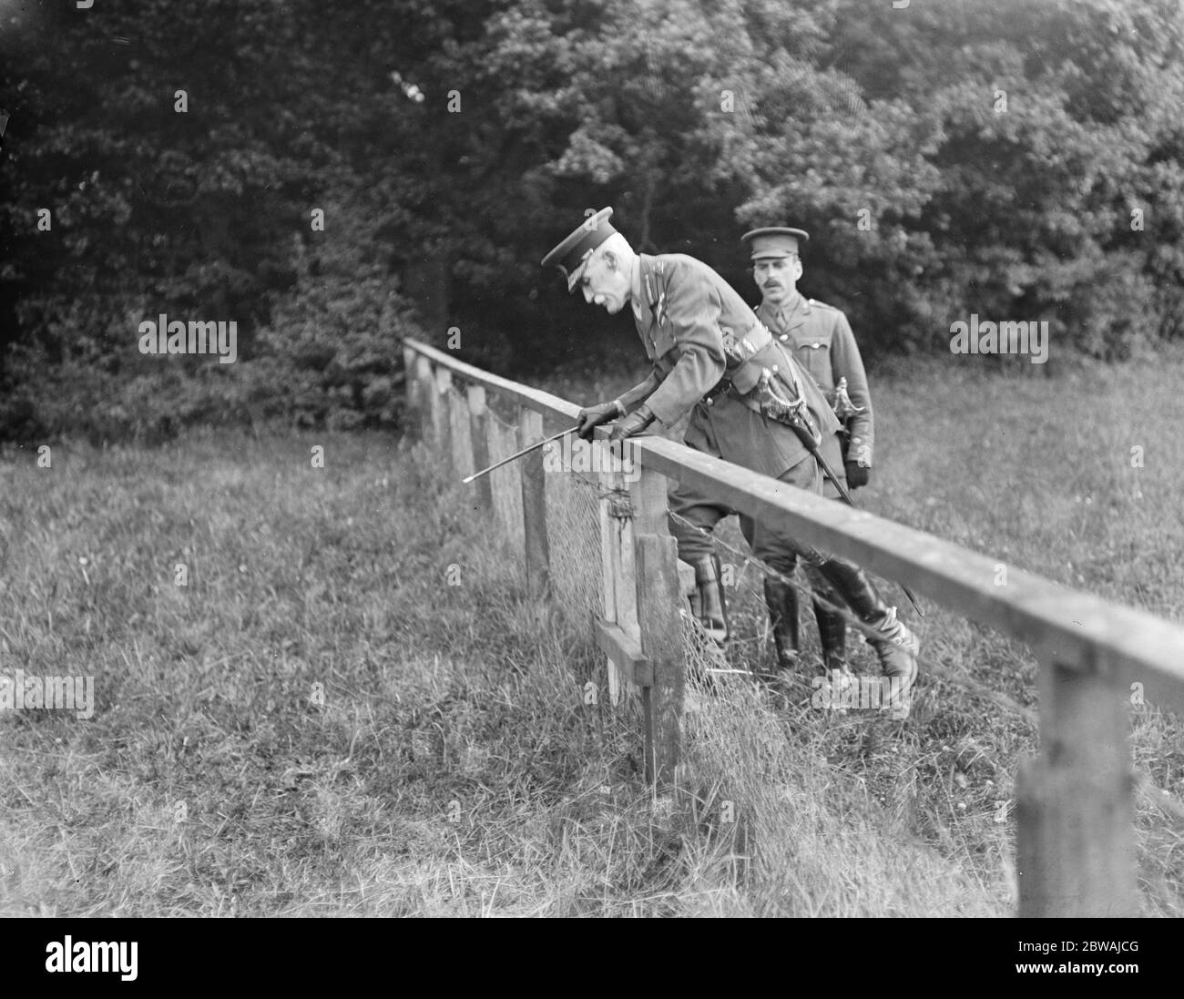 Le général Sir H L Smith Dorrien inspecte le corps de formation des officiers du Collège Bradfield le général Sir Smith Dorrien passe par-dessus une clôture après avoir inspecté les opérations de scouting Banque D'Images