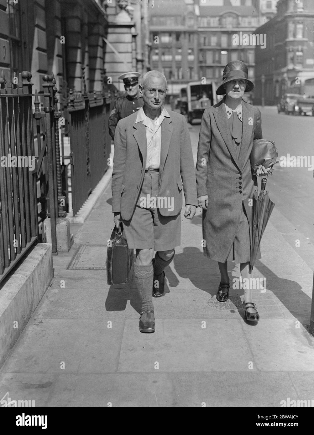 Le Dr A C Jordan , avocat de ' Short ' pour homme , arrive dans ses salles de consultation avec Mme Jordan le 6 juin 1930 Banque D'Images