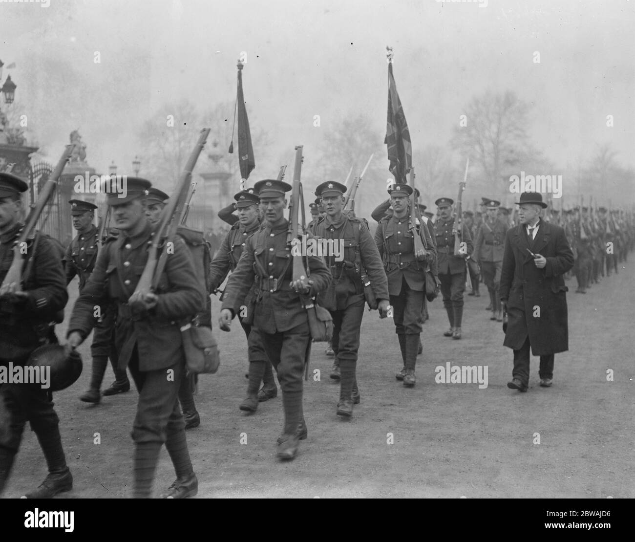 Retour des gardes écossais la marche passée devant Buckingham Palace des couleurs 3 mars 1919 Banque D'Images