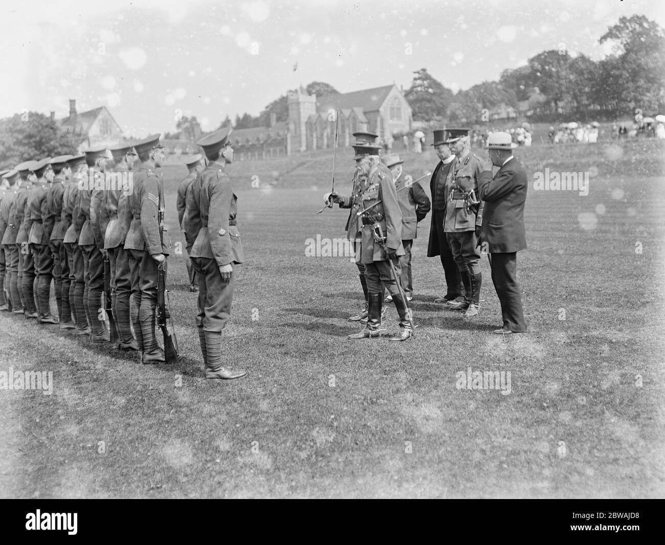 Le général Sir H L Smith Dorrien inspecte le corps de formation des officiers du Collège Bradfield Banque D'Images