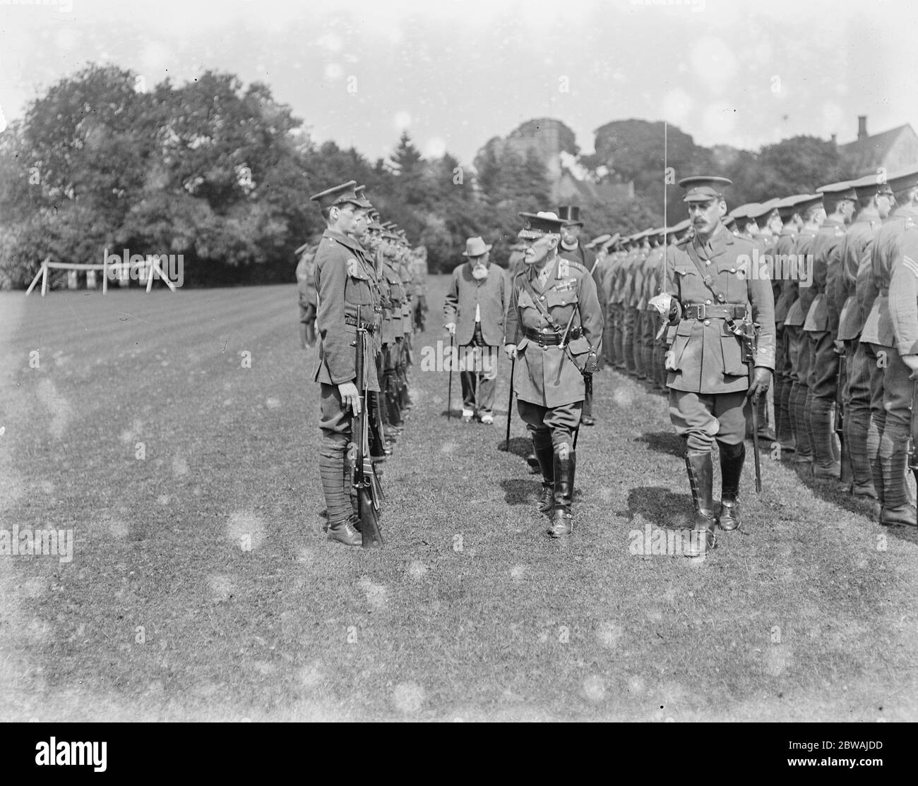 Le général Sir H L Smith Dorrien inspecte le corps de formation des officiers du Collège Bradfield Banque D'Images