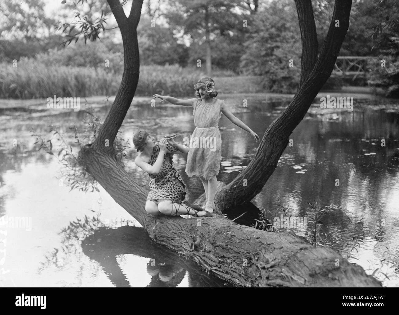 Les élèves de Miss Italia Conti répètent pour la fête théâtrale du jardin le 23 juillet 1920 Banque D'Images