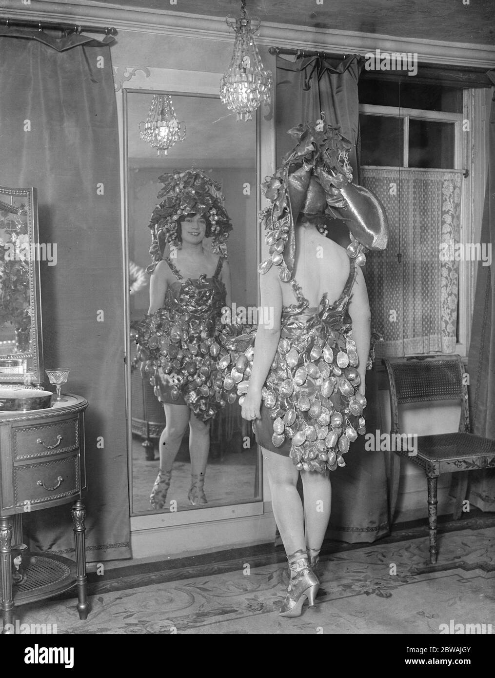 La victoire au Albert Hall Mlle Edmee Dormeuil comme un bouquet de raisins 12 novembre 1919 Banque D'Images