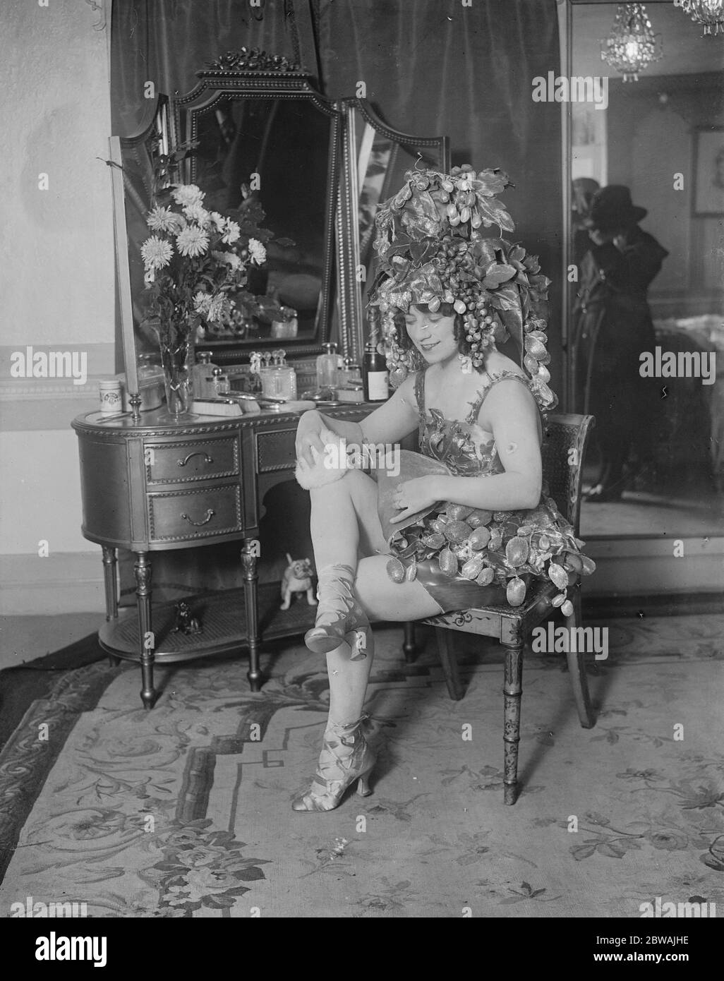 La victoire au Albert Hall Mlle Edmee Dormeuil comme un bouquet de raisins 12 novembre 1919 Banque D'Images