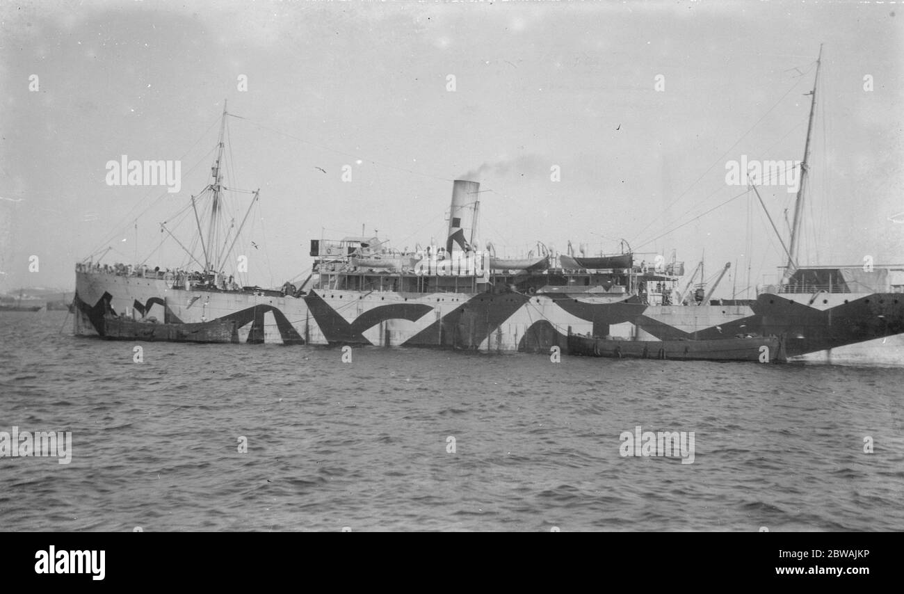 Le navire marchand avec peinture éblouissante dans le Suez Banque D'Images