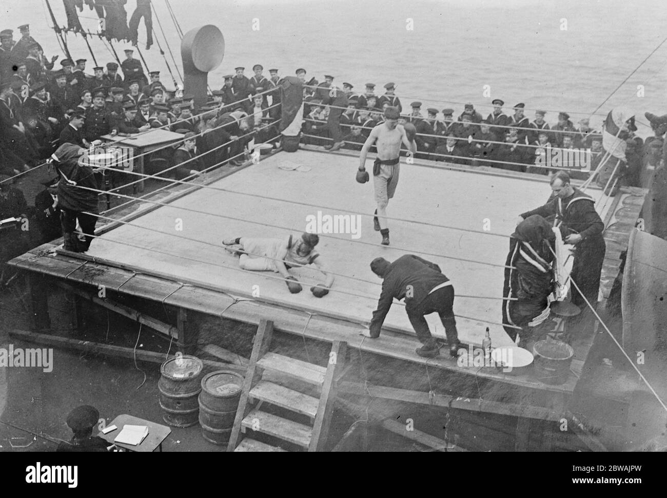 Concours de boxe sur le cuirassé en mer du Nord Banque D'Images
