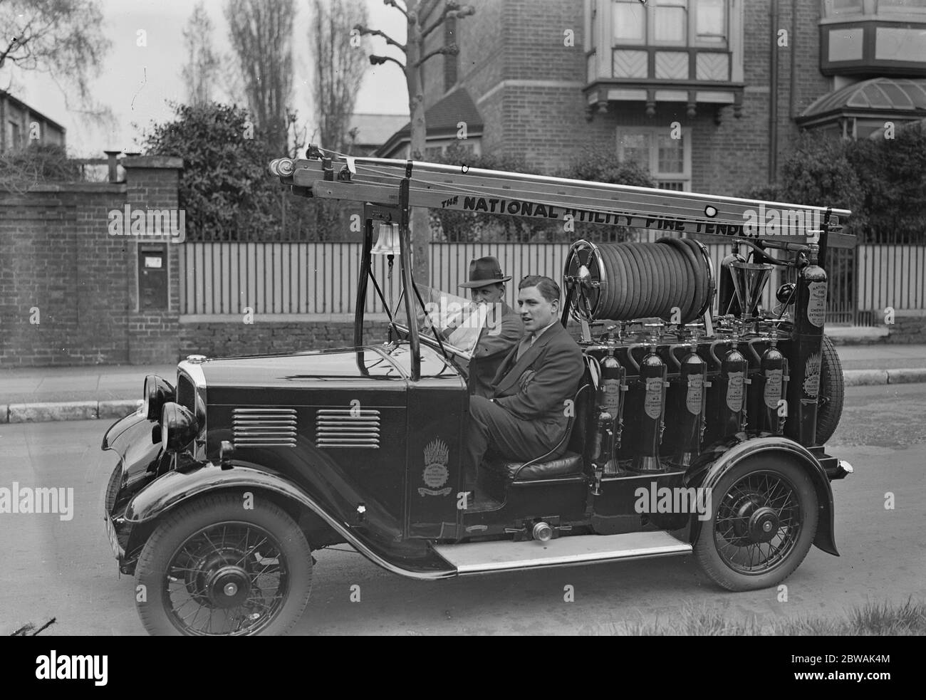Ce moteur à incendie inventé par Richard Sansome est déclaré comme le plus petit moteur à incendie au monde . Construit sur un châssis 9 H P, il ne pèse que 28 CWT lorsqu'il est chargé pour le travail et transporte plus de matériaux de lutte contre l'incendie que tout autre moteur d'incendie . Il comprend 8 gallons de produits chimiques dans des tubes , UN générateur de mousse , un flexible de 120 pieds , 2 pieds d'échelle et un réservoir contenant 40 gallons d'eau 10 mai 1932 Banque D'Images