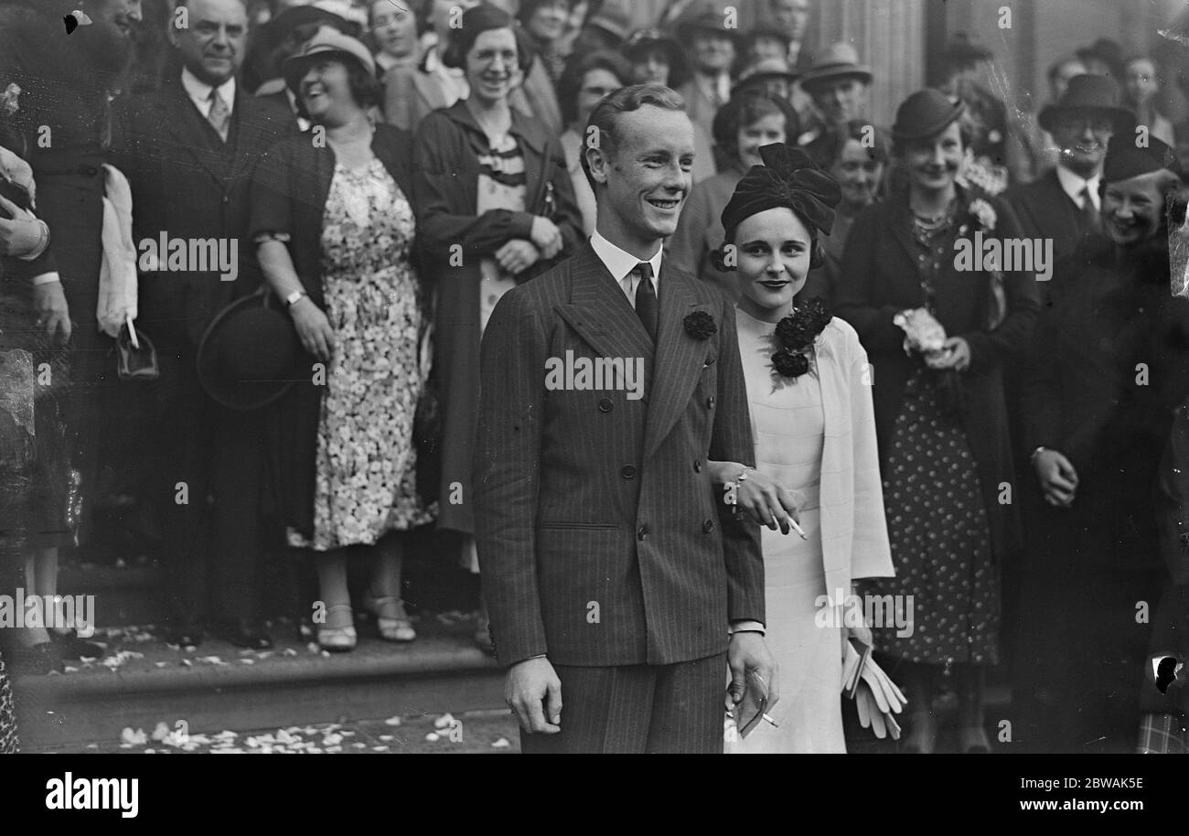 Mariage de M. William Moorhouse et de Mlle Amalia Demetriadi au bureau d'inscription de Marylebone, le 15 septembre 1936 Banque D'Images