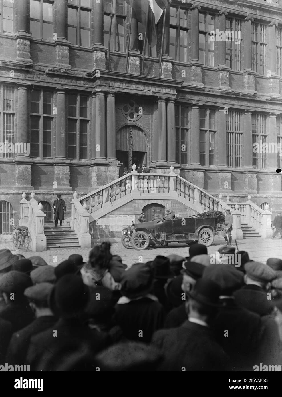 Gand situé dans la région flamande de Belgique occupée par les Allemands . Le drapeau allemand survolant l'Hôtel de ville le 13 octobre 1914 Banque D'Images