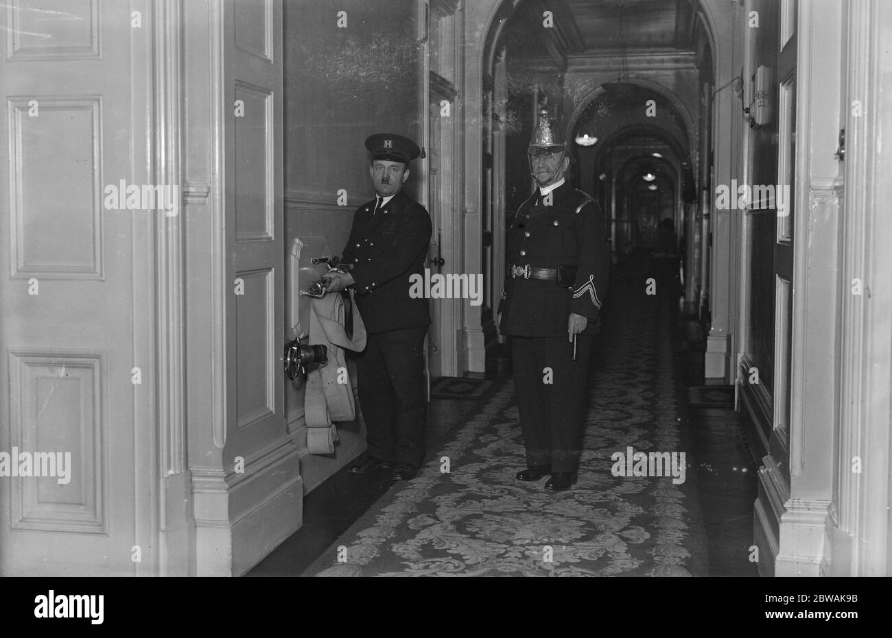 Sur la gauche , Metropole Hotel Fireman avec Alderman Henry Edward Davis , l'un des pompiers les plus intrépides de son époque . Bien que 90 ans, il laisse encore une vie active et se laisse dans des becs étincelants Banque D'Images