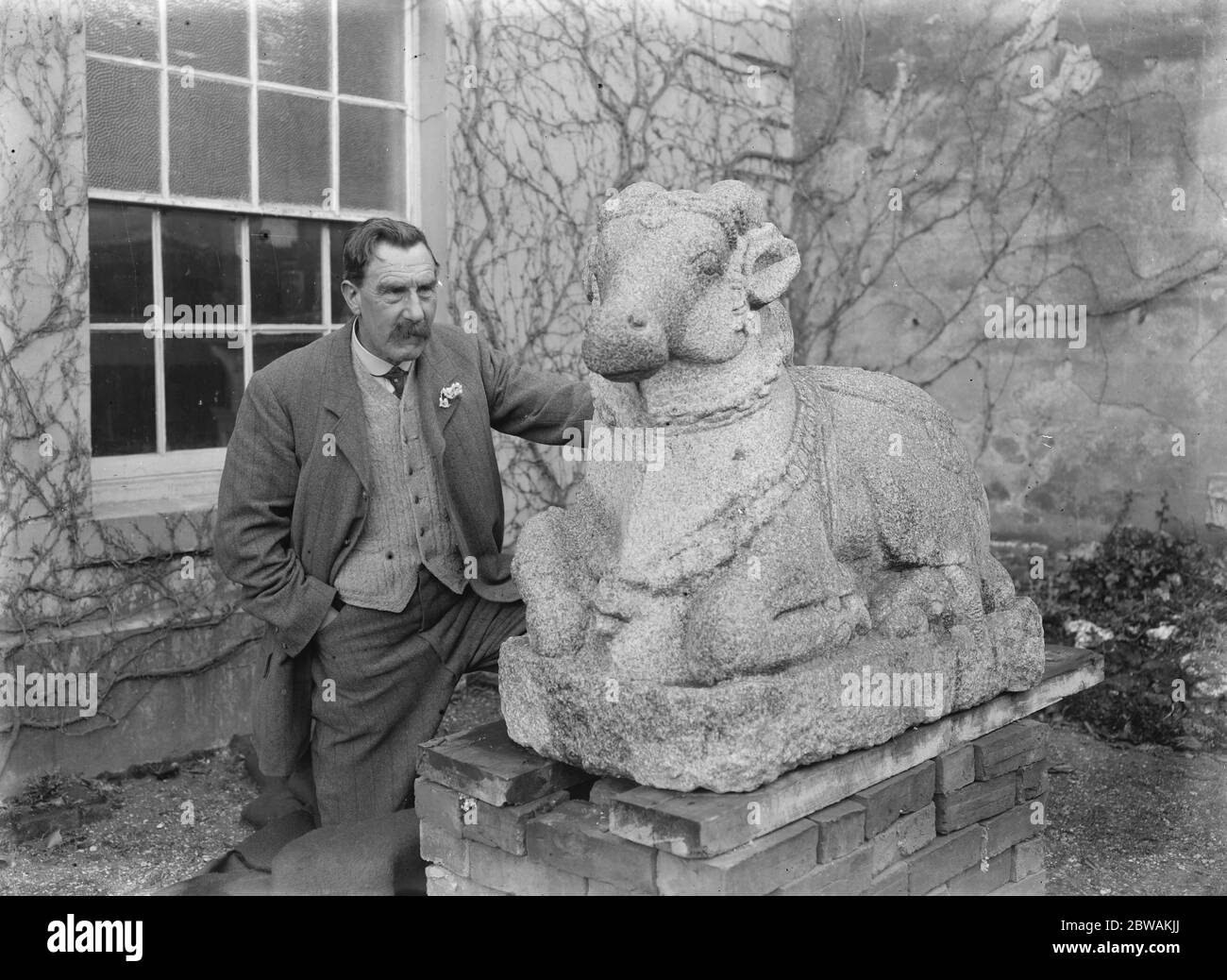Merveilleuses reliques pour la collection nationale le musée britannique ont acquis de M. A Bullard , un antiquaire bien connu de Newport Pagnell , deux idoles indiennes très intéressantes de Stowe House . M. Bullard et un ' Taureau sacré ' provenant d'Inde il y a 150 ans par l'un des Ducs de Buckingham 4 mars 1923 Banque D'Images