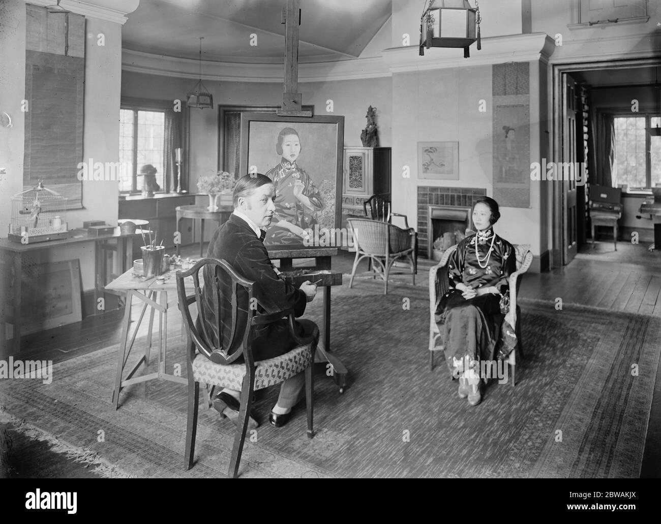 MME Wellington Koo assis pour son portrait à M. Edmund Dulac dans son studio , 117 Ladbroke Road 19 août 1921 hui-lan OEI était la fille de l'homme d'affaires chinois OEI Tiong Ham. Son mariage avec la diplomate et homme politique chinois VI Kyuin Wellington Koo a été annoncé en novembre 1920 alors que Wellington Koo était ministre chinois aux États-Unis. Au début de 1921, VI Kyuin Wellington Koo a été nommé ministre chinois en Grande-Bretagne et ils ont vécu à Londres jusqu'en juin 1946, bien qu'ils aient divorcé peu après la Seconde Guerre mondiale. Banque D'Images